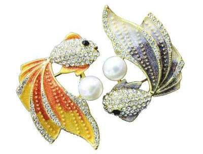 Souvenir as a gift for a Pisces woman - fish swimming towards each other