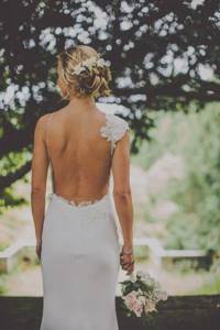 wedding hairstyle bun with dress - how to combine