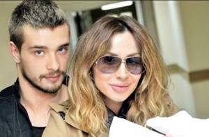 Svetlana Loboda and Andrei Tsar with Eva in their arms (discharge from the maternity hospital)