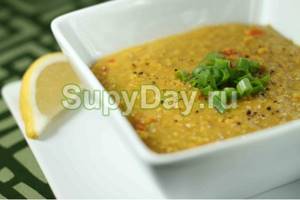 Hearty lentil cream soup with broccoli