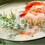 Сытный суп из брокколи и морских креветок