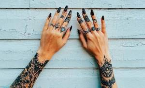 Tattoo on a girl&#39;s fingers