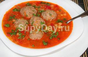 Tomato soup with chickpeas and meatballs