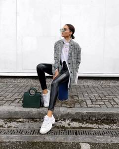 Top ideas for looks with sneakers 2021-2022: photos of fashionable tandems