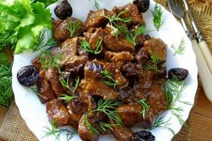 Beef stew with prunes