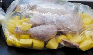 put potatoes in the sleeve, chicken stuffed with apples