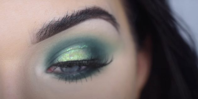 Evening makeup for green eyes: choose green eye shadow or eyeliner