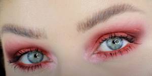 Evening makeup for green eyes: try shades of red