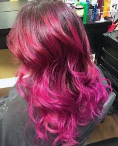 Волнистые волосы неонового розового цвета