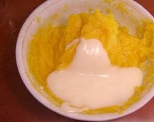 add cream sauce to the yolk-flour mixture