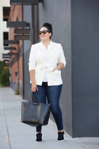 Яркие образы плюс сайз в моде 2017 для полных: обтягивающие джинсы сбелым кардиганом.