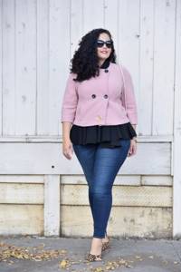 Яркие образы плюс сайз в моде 2017 для полных: обтягивающие джинсы с с черной блузкой и розовой ветровкой.