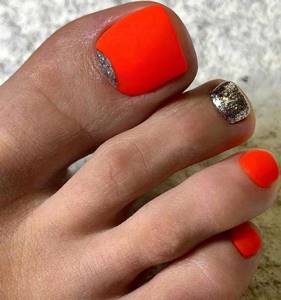 Bright pedicure with sparkles