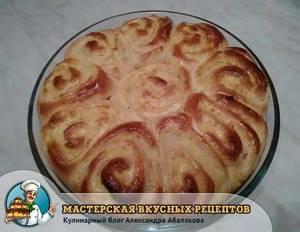 baked buns with cream in the oven