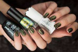 Green manicure with rhinestones