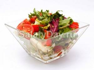 Зеленый салат с помидорами и моцареллой