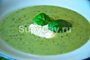 Green soup with zucchini and broccoli