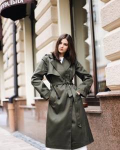 Women&#39;s raincoats and trench coats 2021-2022: top new items and current trends of the season