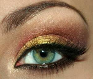 Golden color scheme for a green-eyed girl