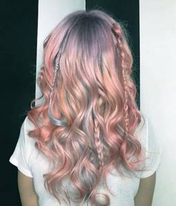 Золотисто-розовый балаяж на длинные волосы