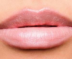 visually enlarged lips
